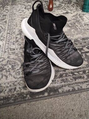 The Size 10 Under Armour Curry 5 Black sneakers are a stylish and comfortable op